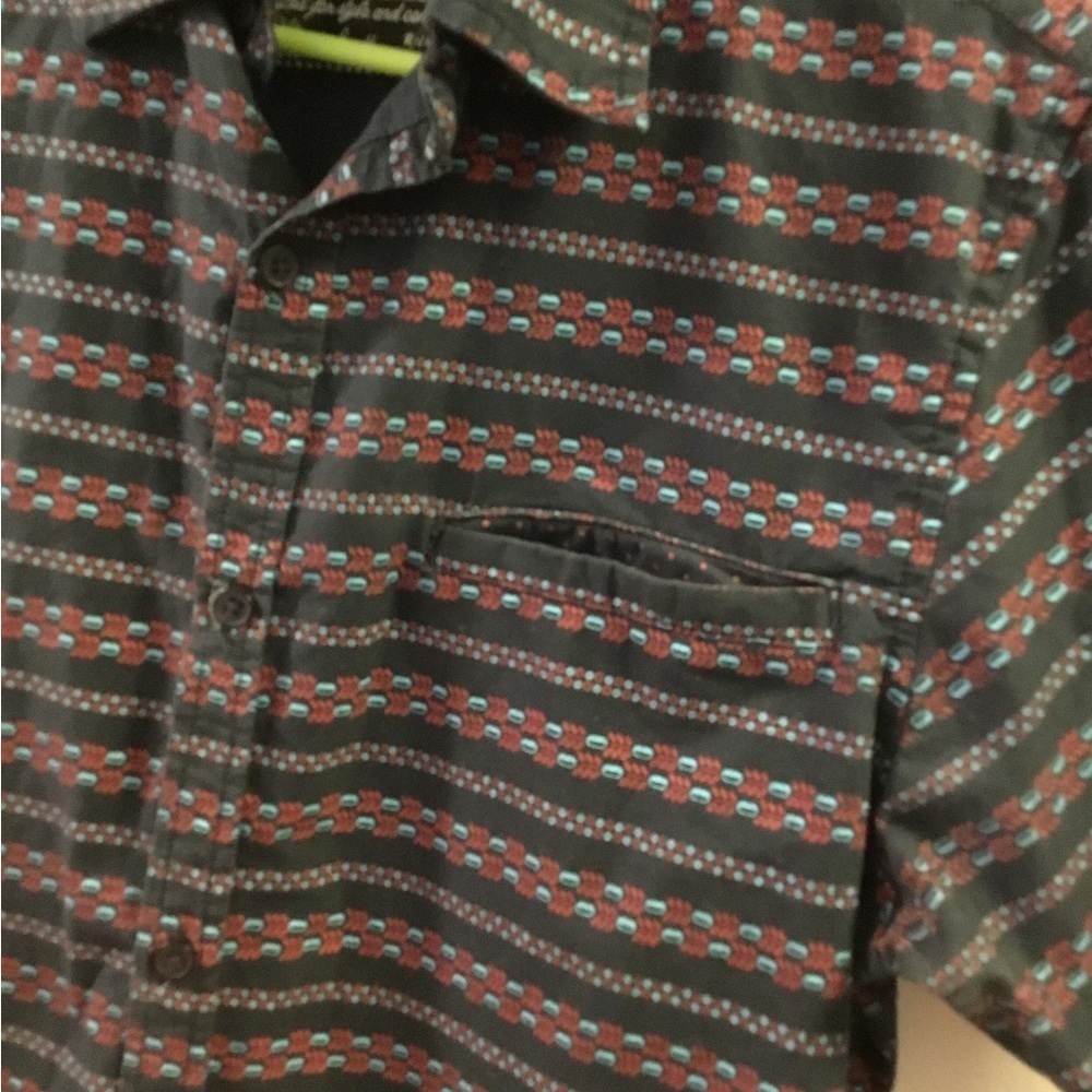Broken Threads short sleeve button down shirt Men’s size small - Picture 8 of 9
